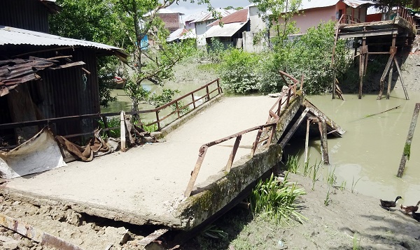 মোরেলগঞ্জে ব্রীজ ভেঙ্গে খালে চলাচলে  হাজারও মানুষের দুর্ভোগ এখন চরমে