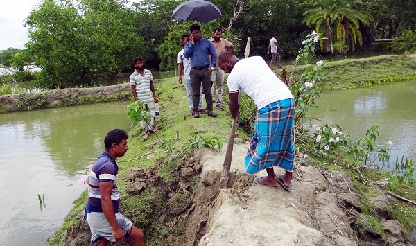 মোরেলগঞ্জে অবৈধ বাঁধ কেটে পানি চলাচল উন্মুক্ত করলেন এ্যাসিল্যান্ড