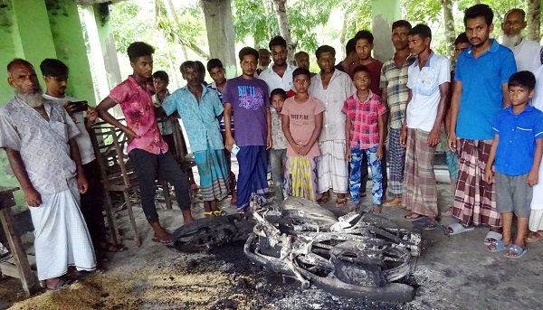মোরেলগঞ্জে আ’লীগ নেতার মোটরসাইকেল পুড়িয়ে  দিয়েছে দুর্বৃত্তরা