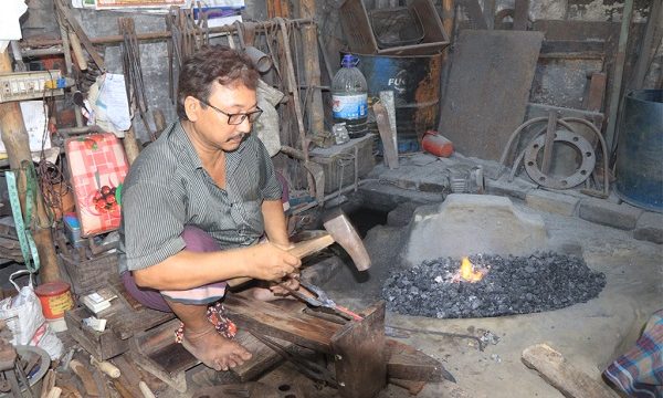 ঈদের আমেজ লেগেছে তালার কামারশালায়