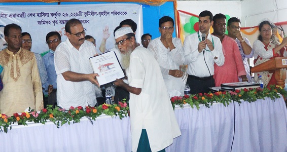 তালায় প্রধানমন্ত্রীর উপহারের ঘর পেল ১০০ পরিবার