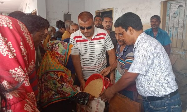 তালার জালালপুর ইউনিয়নে ঈদ উপলক্ষে ভিজিএফ চাল বিতরণ