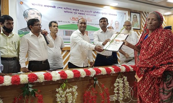 মোল্লাহাটে ৯২টি পরিবারকে জমিসহ গৃহ হস্তান্তর উদ্বোধন