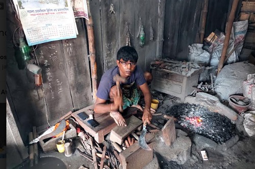 ঈদুল আযহা সামনে রেখে ‌ব্যস্ত সময় পার করছেন ডুমুরিয়ার কর্মকাররা