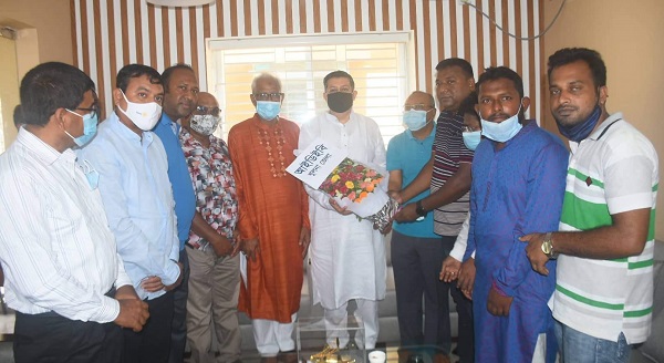 জাতির জনকের প্রতিকৃতি খুলনা জেলা আইডিইবি নেতৃবৃন্দের শ্রদ্ধা নিবেদন