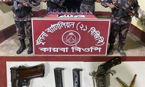 বেনাপোল সীমান্ত থেকে অস্ত্র-গুলি ও ফেন্সিডিল উদ্ধার করেছে বিজিবি