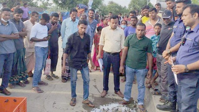 ডুমুরিয়ায় চিংড়িতে অপদ্রব্য পুশ, ২০ হাজার টাকা জরিমানা