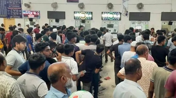 রাজশাহীগামী ট্রেনের টিকিটের জন্য খুলনায় হাহাকার!