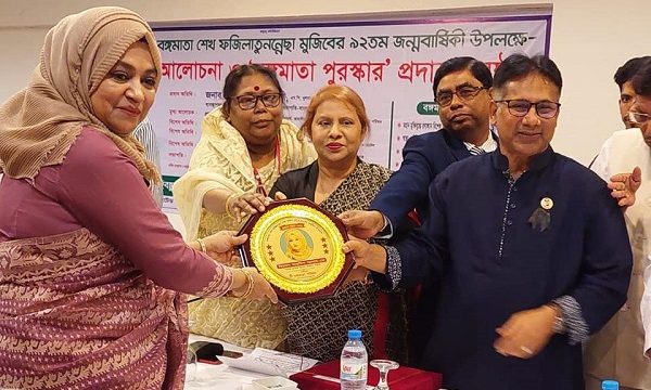বঙ্গমাতা পুরস্কার পেলেন সালাম মূর্শেদী ব্লাড ব্যাংকের চেয়ারম্যান সারমিন সালাম