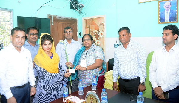 নির্বাচন কমিশনারের খুলনার দিঘলিয়ার ভোটার তালিকা হালনাগাদ কার্যক্রম পরিদর্শন