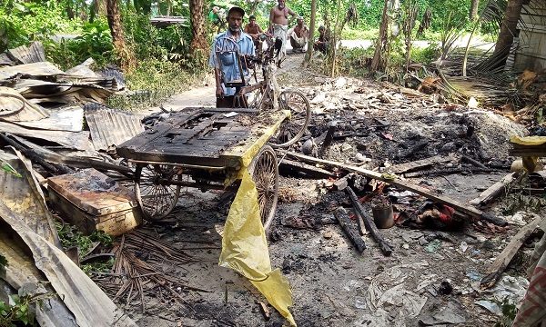 চিতলমারীতে বাউল শিল্পীর বসতঘর পুড়ে ছাই