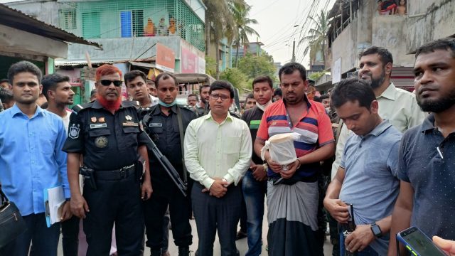 দৌলতপুরে ইয়াবাসহ এসপির ভাইপো আটক