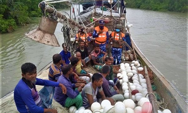 বাগরেহাট শ্যালাচর এলাকায় ইঞ্জিন বিকল হয়ে ভাসতে থাকা ফিশিং ট্রলার হতে ১৩ জেলেকে জীবিত উদ্ধার করল কোস্টর্গাড