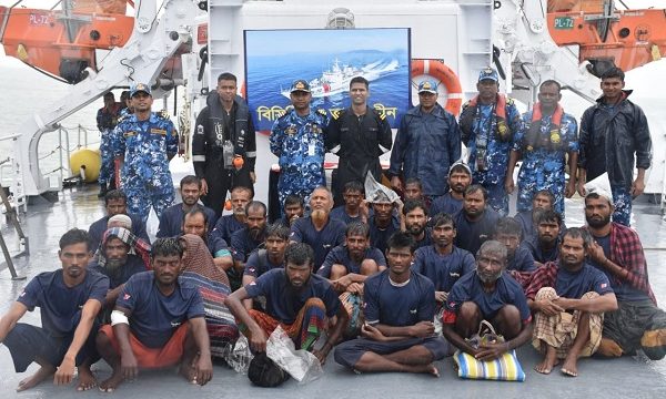 ঝড়ের কবলে পড়া বাংলাদেশী ৩২ জন জেলেকে বাংলাদেশ কোস্ট গার্ডের নিকট হস্তান্তর