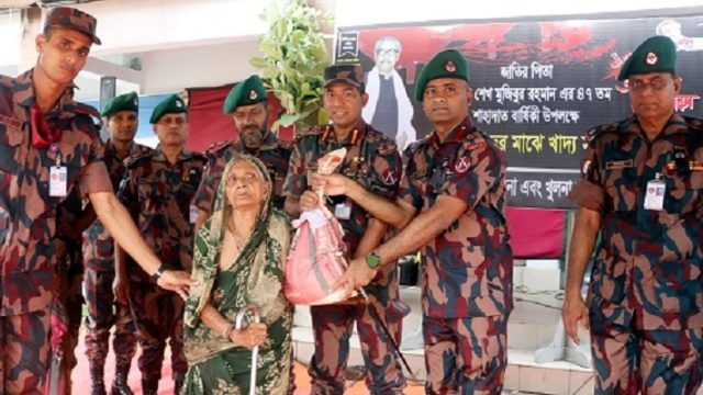 ২১ বিজিবি’র ব্যবস্থাপনায় শোক দিবসে উপলক্ষ্যে খাদ্য সামগ্রী বিতরণ ও বিনামূল্যে চিকিৎসা সেবা