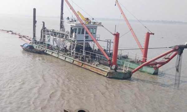 “মোংলা বন্দরের ইনারবার ড্রেজিং প্রকল্পে বাঁধা- বন্দর অচল হলে জাতীয় অর্থনীতিতে বিরূপ প্রভাব পড়বে”