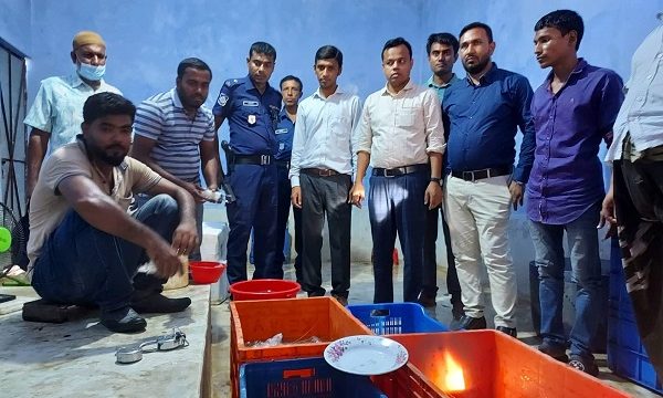 ডুমুরিয়ায় চিংড়ি মাছে অপদ্রব্য পুশ; ডিপো মালিককে জরিমানা