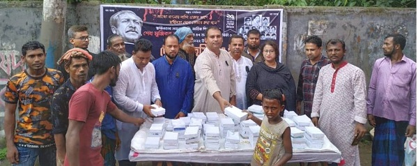 জাতীয় শোক দিবস উপলক্ষে পথ শিশু মাঝে খুলনা মহানগর তাঁতী লীগের খাবার বিতরন