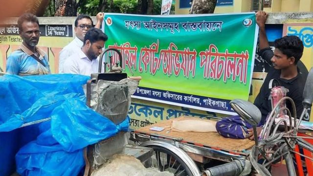 পাইকগাছায় দুই চিংড়ি ব্যবসায়ীকে জরিমানা