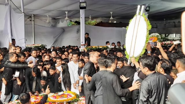 শোক দিবস : বঙ্গবন্ধুর প্রতিকৃতিতে সর্বস্তরের মানুষের শ্রদ্ধা