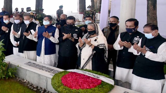 বনানী কবরস্থানে ১৫ আগস্টের শহীদদের প্রতি শ্রদ্ধা নিবেদন