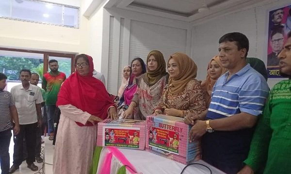 তেরখাদা উপজেলায় সেলাই মেশিন বিতরন করলেন মিসেস সারমিন সালাম