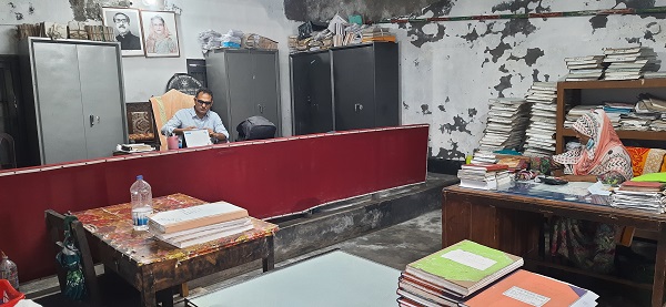 মোংলা সাব-রেজিস্টার অফিসে নিয়ম মানছেনা কর্মকর্তা-কর্মচারীরা, কর্মকর্তার বিরুদ্ধে উঠেছে নানা অভিযোগ, হয়েছেন শোকজও