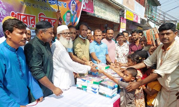 শেখ হাসিনার জন্মদিন উপলক্ষে খালিশপুরে দুস্থদের মাঝে স্বেচ্ছাসেবক লীগের খাবার বিতরণ