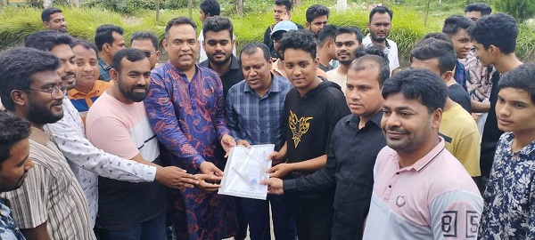 এসএসসি শিক্ষার্থীদের মাঝে মহানগর ছাত্রলীগের শিক্ষা উপকরণ বিতরণ