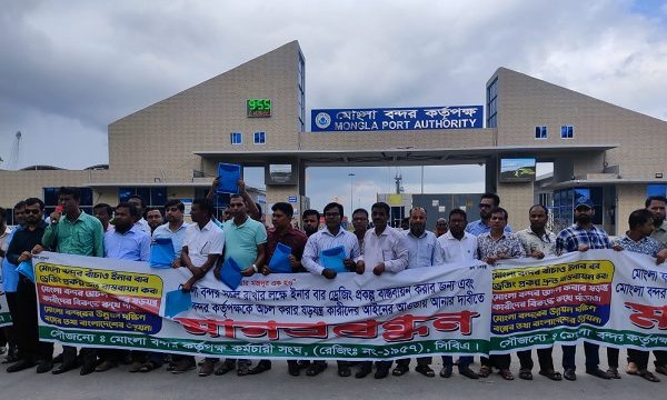 মোংলা বন্দরের ইনারবার ড্রেজিং প্রকল্প বন্ধ হলে অচল হয়ে পড়বে বন্দর