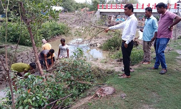 ডুমুরিয়ায় নদী থেকে অবৈধ নেট-পাটা উচ্ছেদ অভিযান