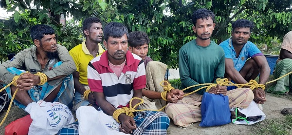 ৬ রোহিঙ্গা ও ৯ জেলেকে ট্রলারসহ বঙ্গোপসাগরের বাংলাদেশ-ভারত জলসীমা এলাকা থেকে আটক করেছে নৌবাহিনী