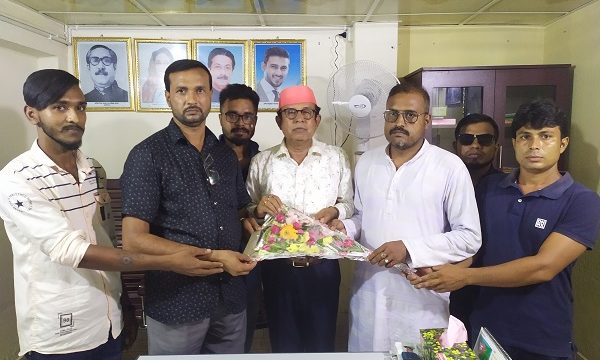 চিতলমারীতে শিক্ষাবিদ পীযূষ কান্তিকে যুবলীগের ফুলেল শুভেচ্ছা