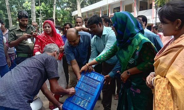 চিতলমারীতে বিভিন্ন প্রাতিষ্ঠানিক জলাশয়ে মাছের পোনা অবমুক্তকরণ