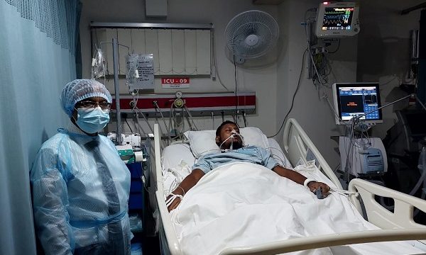 অসুস্থ্য শিক্ষকের শয্যাপাশে কুয়েট ভাইস-চ্যান্সেলর