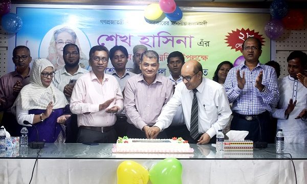 বিএইচবিএফসি’র আয়োজনে কেক কেটে প্রধানমন্ত্রী শেখ হাসিনার ৭৬তম জন্মদিন উদযাপন