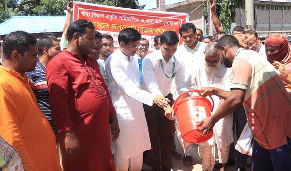 তালায় ওএমএস চাল বিক্রয়ের উদ্বোধন