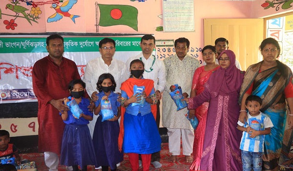 তালায় শিক্ষার্থীদের মাঝে শিশু খাদ্য বিতরণ