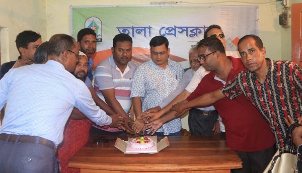তালার খলিলনগর ইউপি নির্বাচনের এক বছর পূর্তিতে প্রেসক্লাবে কেক কাটা দোয়া অনুষ্ঠিত