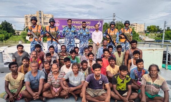 কোস্ট গার্ড কর্তৃক ৩১জন ভারতীয় জেলেসহ ২ টি মাছ ধরার ট্রলার আটক