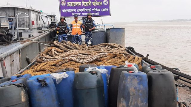 মোংলায় বিপুল পরিমাণ চোরাই ডিজেলসহ বোট জব্দ করেছে কোস্টগার্ড