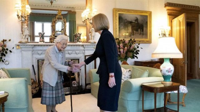 যুক্তরাজ্যের প্রধানমন্ত্রীর দায়িত্ব নিলেন লিজ ট্রাস