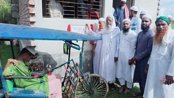খুলনায় পীর সাহেব চরমোনাই’র পক্ষ থেকে প্রতিবন্ধীকে দেয়া হলো নবনির্মিত ঘর