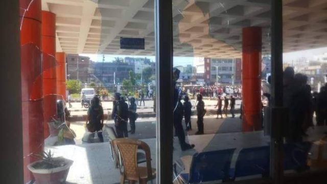 খুলনা রেল স্টেশনে মুখোমুখি পুলিশ-বিএনপি নেতাকর্মীরা, ভাঙচুর