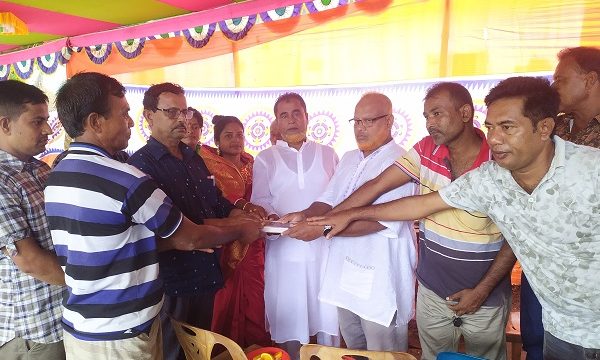 চিতলমারীতে সদর ইউনিয়নের ৩১ মন্দিরে আর্থিক অনুদান প্রদান