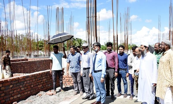 খুবির দশতলা জয়বাংলা একাডেমিক ভবনসহ বিভিন্ন অবকাঠামো নির্মাণকাজ পরিদর্শনে উপাচার্য