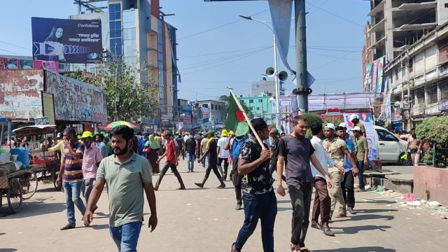 বিচ্ছিন্ন খুলনা মিছিলের শহরে পরিণত, নানাভাবে আসছে নেতাকর্মীরা