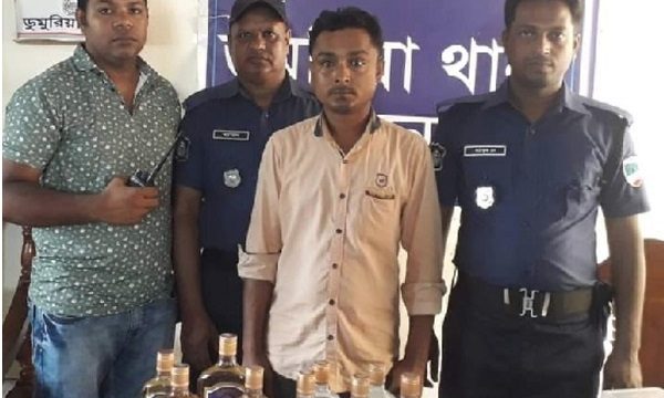 ডুমুরিয়ায় ৯ বোতল মদ সহ মাদক কারবারি গ্রেফতার