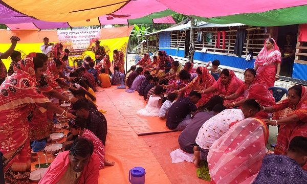 চিতলমারীতে জন্মদাত্রী জীবন্ত মায়ের পূজা করল সন্তানেরা