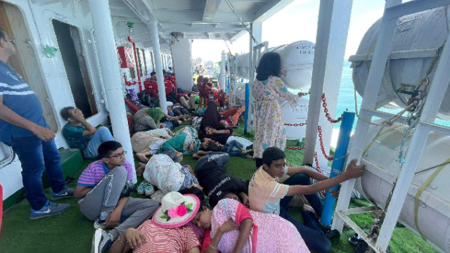 সেন্টমার্টিনের মাঝ সাগরে পর্যটকরা অসুস্থ